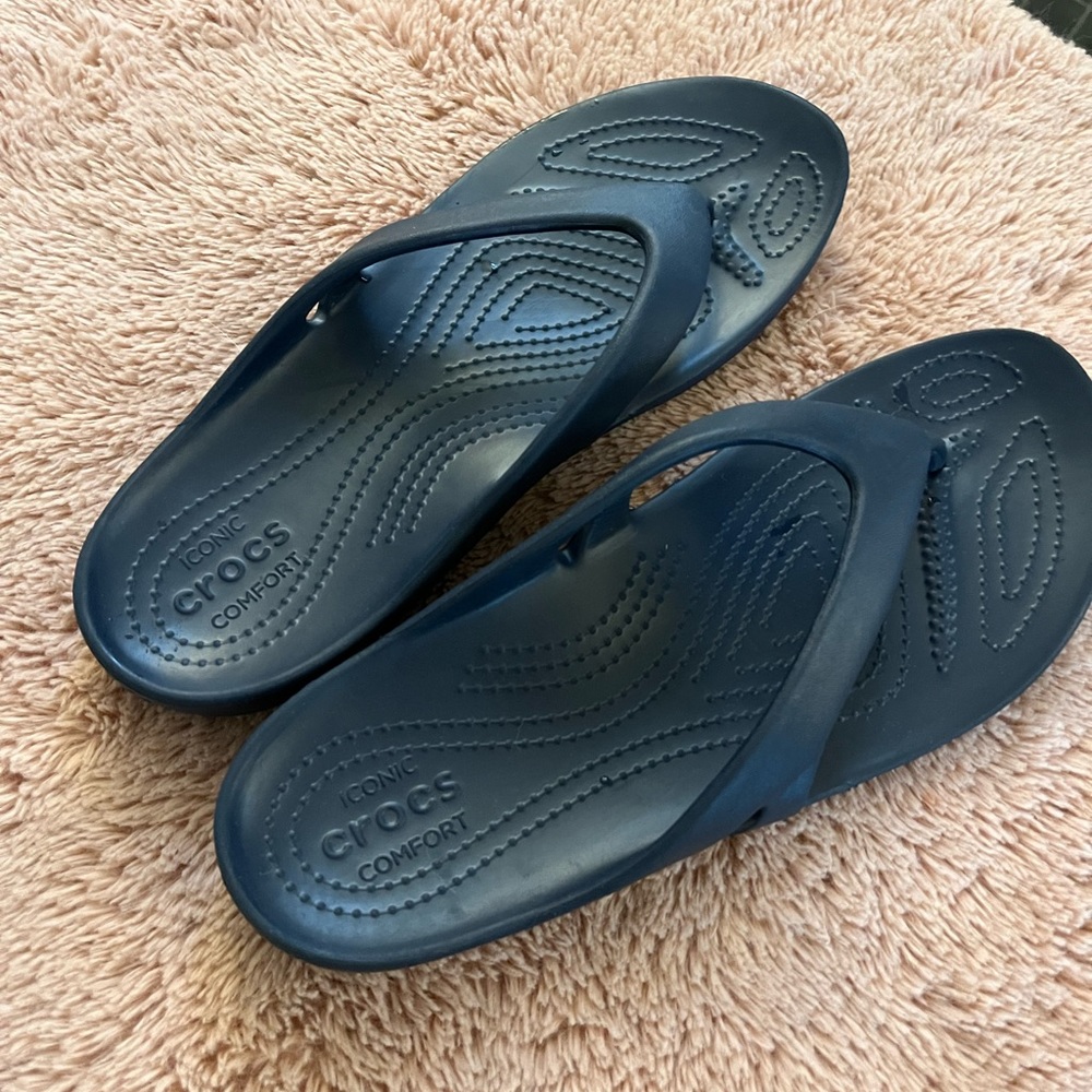 New crocs women’s 9 sandal flip flops